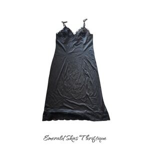 Vintage vanity fair nightgown black lace detail size large 36. Free shipping